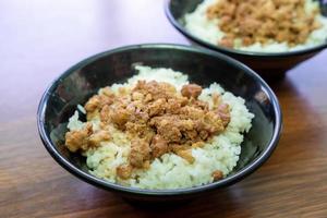 carne estofada sobre arroz cocido, famosa y deliciosa comida callejera en taiwán. foto