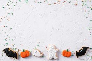 vista superior de las galletas de azúcar glas decoradas festivas de halloween sobre fondo blanco. foto