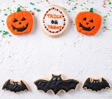 vista superior de las galletas de azúcar glas decoradas festivas de halloween sobre fondo blanco. foto