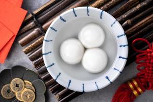 vista superior del gran tangyuan yuanxiao en un tazón sobre fondo gris para la comida del año nuevo lunar. foto