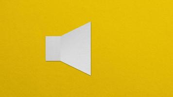 haut-parleur en papier blanc sur fond jaune. video