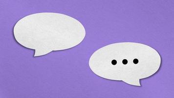 bulles de papier de conversation sur fond violet. video