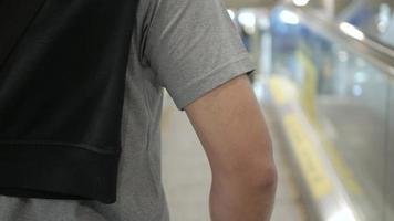 gros plan sur la main du voyageur transportant un sac à bagages à l'aéroport pendant le tak video