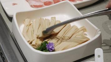 Schnappen Sie sich einen frischen Tofu-Stick, bereit zum Kochen im Eintopf, im Sichuan-Eintopf-Stil video