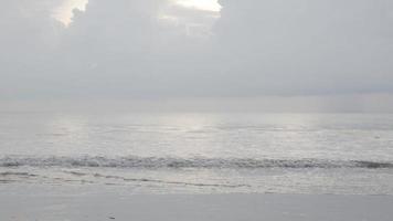 vista panoramica del mare della spiaggia in una giornata estiva con mare tranquillo sotto il sole durante il giorno video