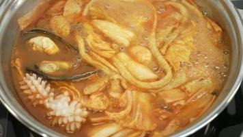 vicino alla zuppa kimchi coreana con calamari, cozze, tofu di pesce e nood di pesce video