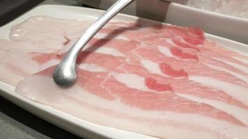 utilizzare le bacchette scegliere carne di maiale fresca affettata cruda video