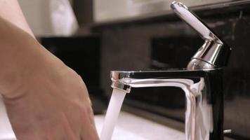 Händewaschen unter fließendem Wasser aus dem Wasserhahn video