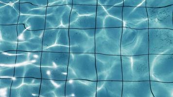 piscina di acqua pura e pulita color acqua video