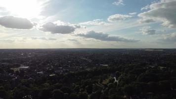 flygbilder och högvinkelvy av tåg på spår vid central luton järnvägsstation och centrum av luton stad i England, Storbritannien video