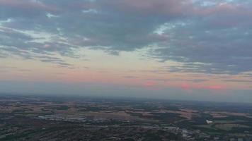 linda vista aérea da cidade de luton da inglaterra reino unido na hora do pôr do sol, nuvens coloridas imagens de alto ângulo tiradas por drone video