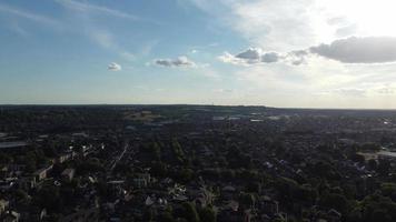 bela vista aérea noturna da cidade britânica, imagens do drone de alto ângulo da cidade de luton da inglaterra, reino unido video