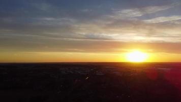 belles couleurs du ciel et des nuages sur la ville britannique d'angleterre uk video