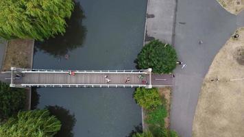 angle élevé et images aériennes du parc public local à accès gratuit à luton angleterre royaume-uni video