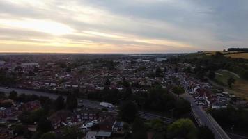 bei colori del cielo e delle nuvole sopra la città britannica dell'inghilterra uk video