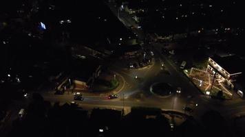 hermosa vista aérea nocturna de la ciudad británica, imágenes de drones de gran ángulo de la ciudad de luton en inglaterra reino unido
