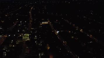 hermosa vista aérea nocturna de la ciudad británica, imágenes de drones de gran ángulo de la ciudad de luton en inglaterra reino unido video