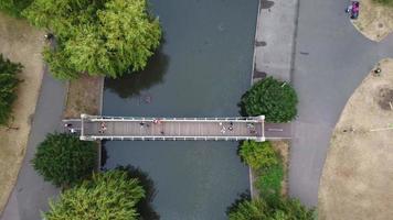 imagens aéreas e de alto ângulo do parque público local de acesso gratuito em luton inglaterra uk video
