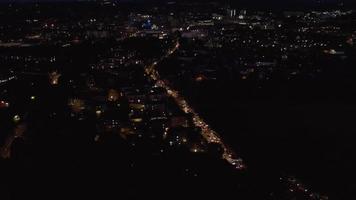 hermosa vista aérea nocturna de la ciudad británica, imágenes de drones de gran ángulo de la ciudad de luton en inglaterra reino unido video