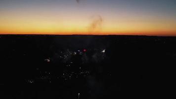 bela noite vista aérea de fogos de artifício ao vivo sobre a cidade britânica, imagens de drone de alto ângulo da cidade de luton, na inglaterra, reino unido video