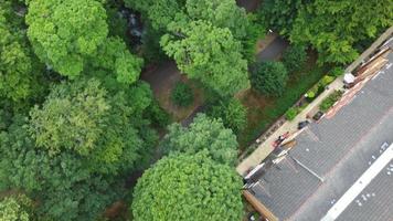 riprese aeree e ad alto angolo del parco pubblico locale ad accesso gratuito a luton, Inghilterra, Regno Unito video