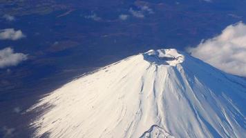 cima del monte fuji vista de pájaro de la gran y alta montaña fuji de japón. video