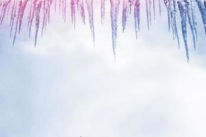 carámbanos blancos contra el cielo azul de invierno. foto