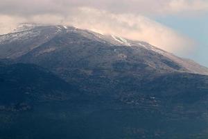 el monte hermón es la montaña más alta de israel y el único lugar donde se pueden practicar deportes de invierno. foto