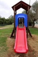 juguetes y equipamiento deportivo en un parque infantil en israel. foto