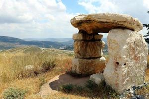 piedras en un parque de la ciudad en la costa mediterránea foto