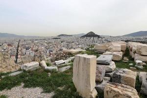 4 de abril de 2022. la acrópolis en la ciudad de atenas es un monumento destacado del arte arquitectónico. foto