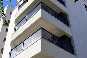 5 de abril de 2022 ciudad de tel aviv israel. balcones en la ciudad de tel aviv en israel. foto