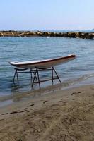 bote salvavidas en una playa de la ciudad en el norte de israel. foto