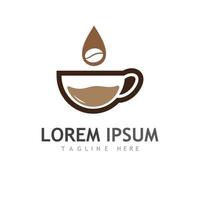 logotipo de grano de café con taza y hojas naturales. vector
