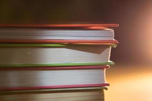 primer plano de una pila de libros. el concepto de lectura en casa de libros en papel, educación escolar e instituto, regreso a la escuela. espacio para texto, fondo. foto