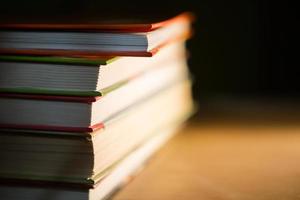 primer plano de una pila de libros. el concepto de lectura en casa de libros en papel, educación escolar e instituto, regreso a la escuela. espacio para texto, fondo. foto