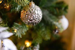 clásico árbol de año nuevo decorado con navidad. árbol de navidad con adornos blancos y plateados, adornos de juguete y pelota. apartamento de diseño de interiores de estilo clásico moderno. Nochebuena en casa. foto