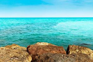 piedras del rompeolas del mar. imagen horizontal foto