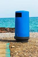 basura de playa azul con pasarela. imagen vertical foto