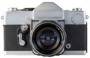 vista frontale della fotocamera a pellicola antica vecchia moda isolata su sfondo bianco.