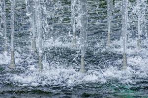 cerca de la fuente, salpicaduras de agua. foto