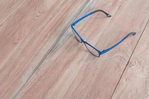 gafas azules en la vista superior de madera foto