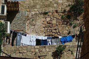 la ropa lavada se seca en la calle fuera de la ventana de la casa. foto