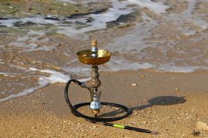 hookah es un dispositivo para fumar entre los pueblos del medio oriente. foto