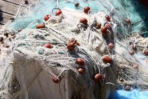 las redes de pesca se secan en la orilla del mar. foto