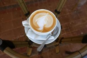 el café caliente y fuerte se vierte en una taza. foto
