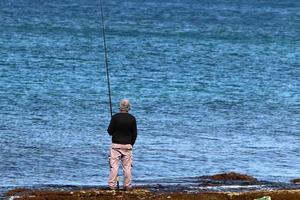 la gente descansa a orillas del mar mediterráneo foto