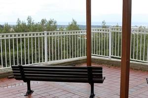 banco para descansar en el parque de la ciudad a orillas del mar. foto