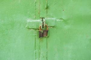 candado en la vieja puerta oxidada foto