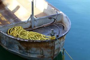 amarre a la orilla del mar para amarre de barcos y yates. foto